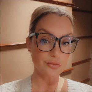 MEET YOUR POSHER - Stacie